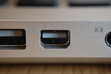 225px-Mini_DisplayPort_on_Apple_MacBook
